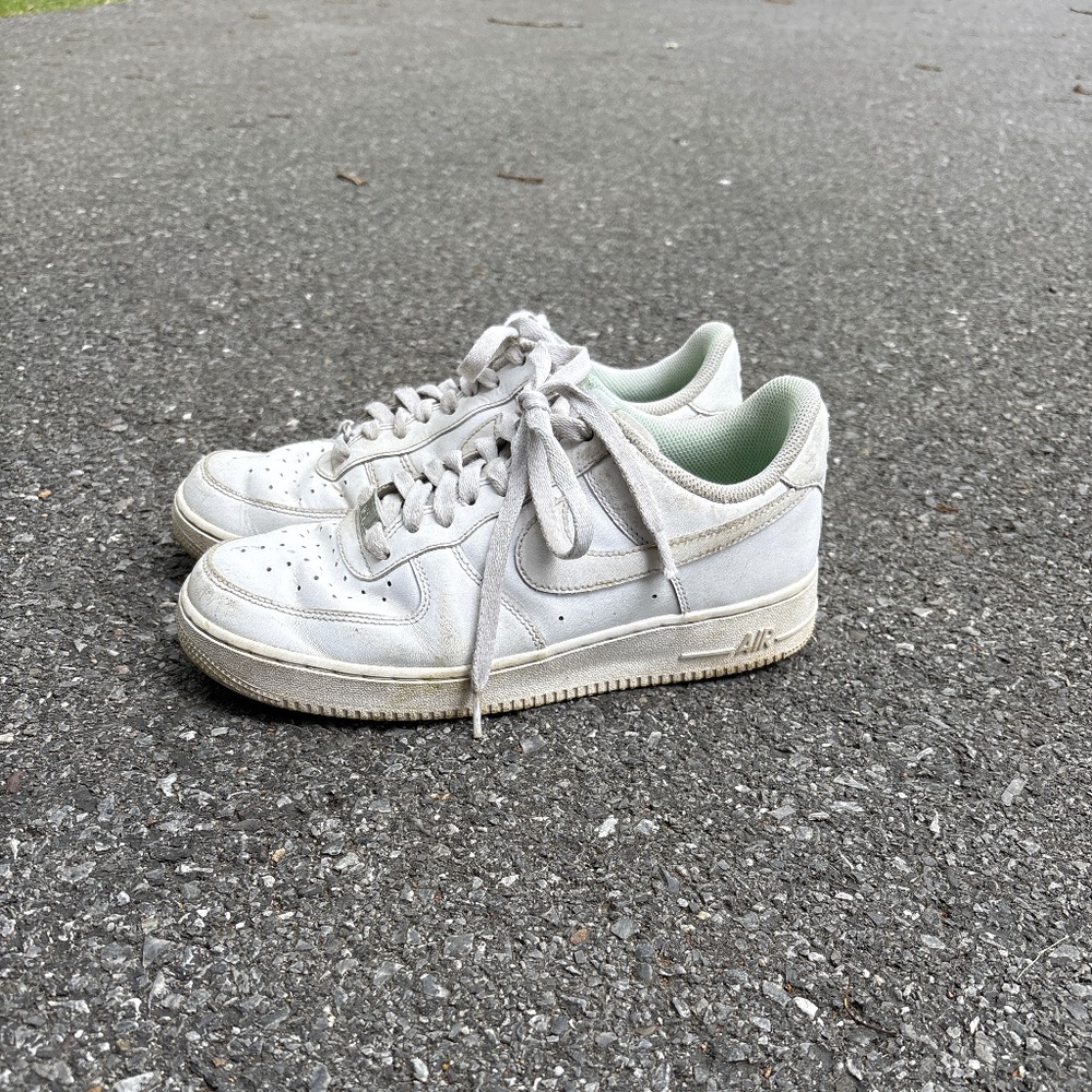 Air Force 1 men’s size 9 white sneakers